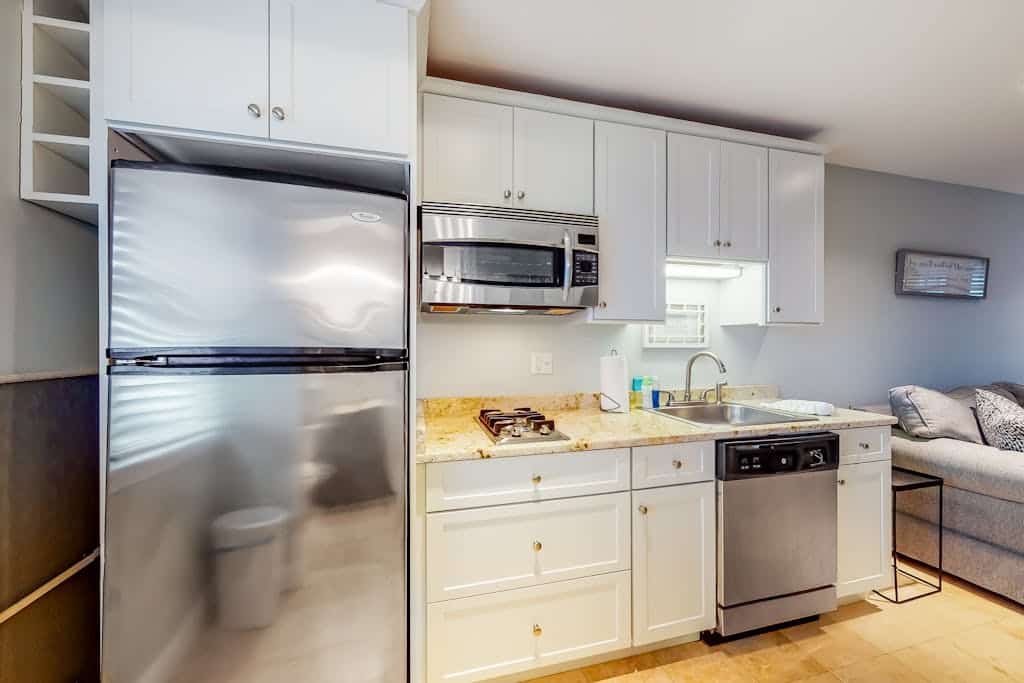 Quaint condo near private beach access with fireplace - close to dining