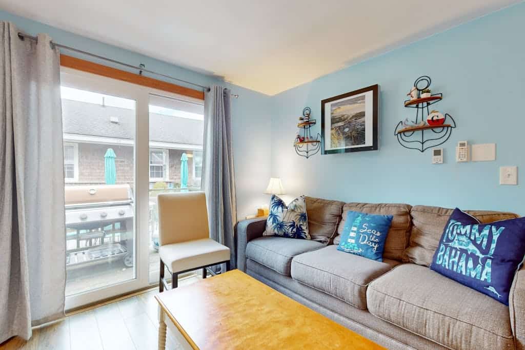 Nautical oceanside duplex with fast WiFi & central AC - walk to Sea Street Beach