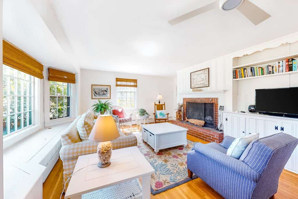 Charming island cottage near town & beaches