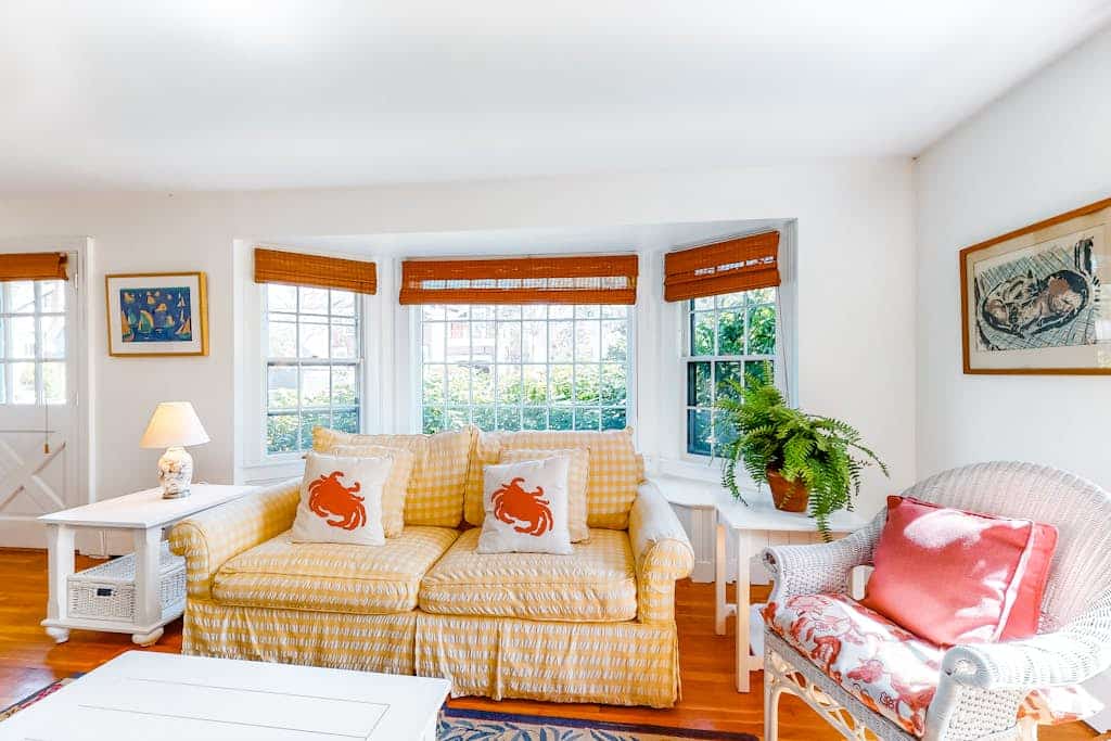 Charming island cottage near town & beaches