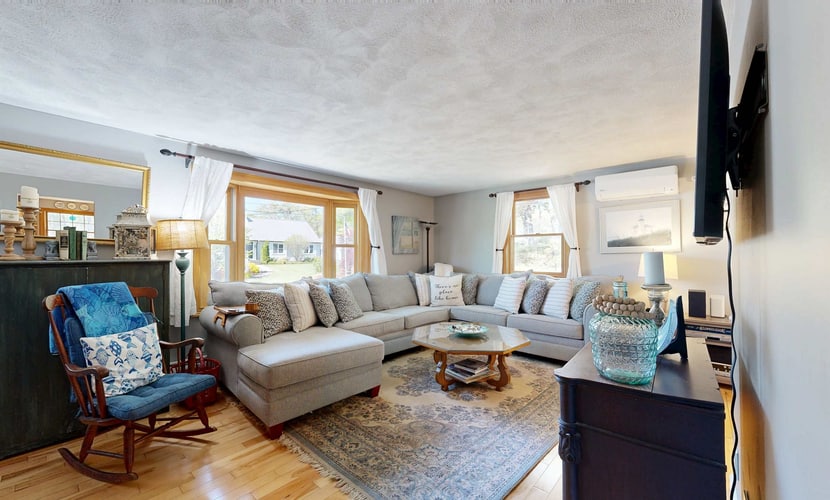 Dog-friendly Bournes Pond home minutes to downtown Falmouth with grill