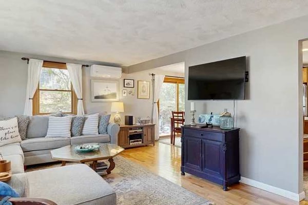 Dog-friendly Bournes Pond home minutes to downtown Falmouth with grill