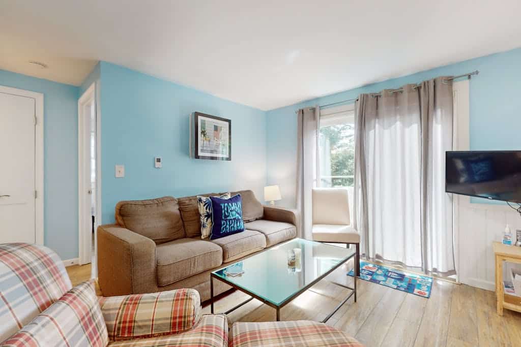 Oceanside duplex with high-speed WiFi & central AC - walk to Sea Street Beach