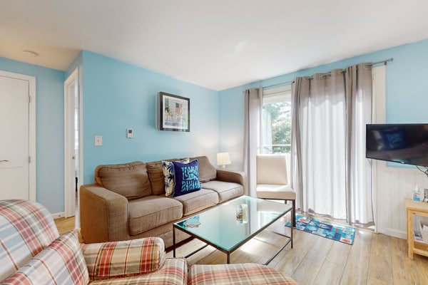 Oceanside duplex with high-speed WiFi & central AC - walk to Sea Street Beach