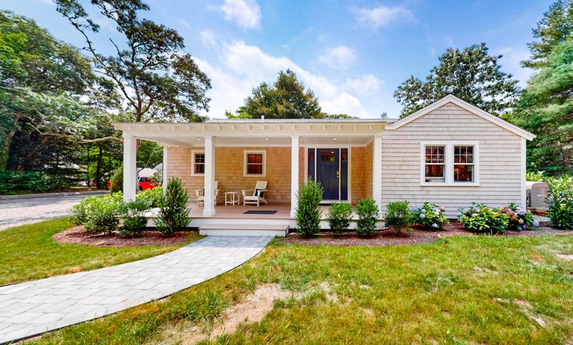 Dog-friendly house in a quiet neighborhood with furnished porch & washer/dryer