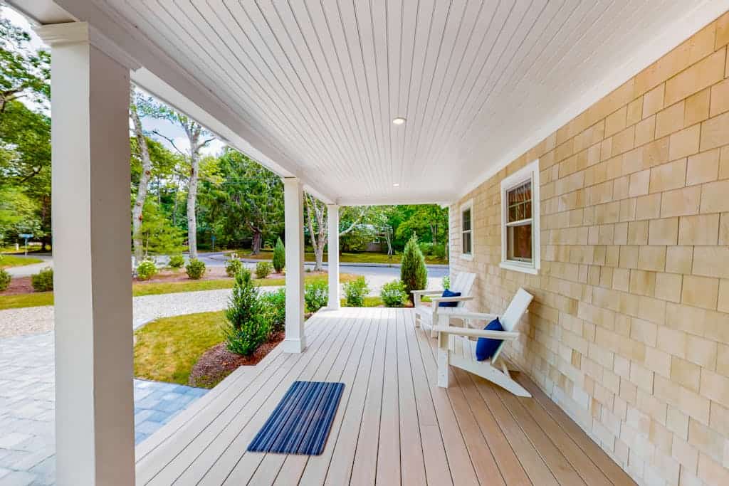 Dog-friendly house in a quiet neighborhood with furnished porch & washer/dryer