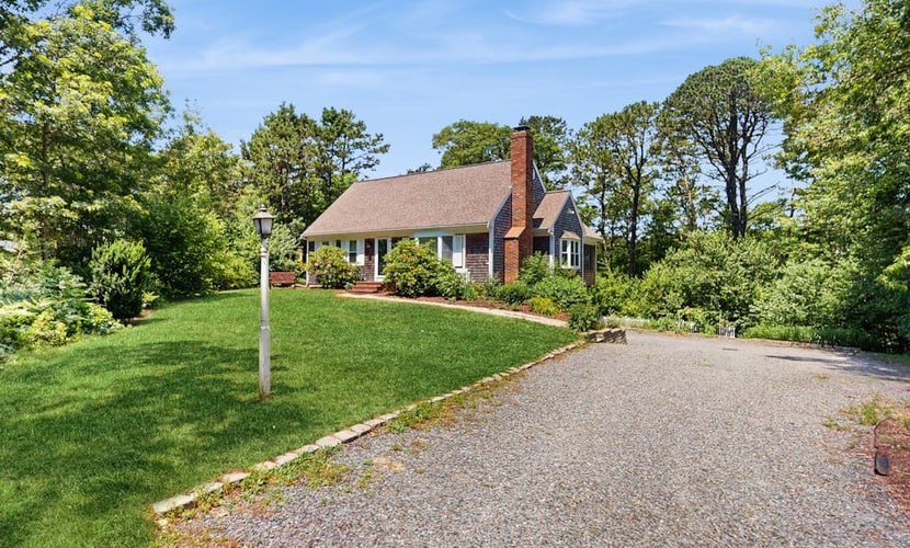 Pond view home w/ AC, sunroom, kayak & near town and beaches