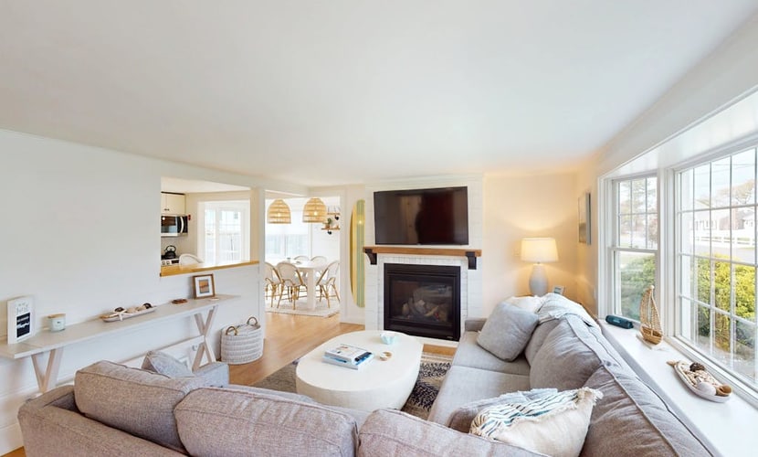 Beautiful updated cottage: walk to beach, AC & large yard