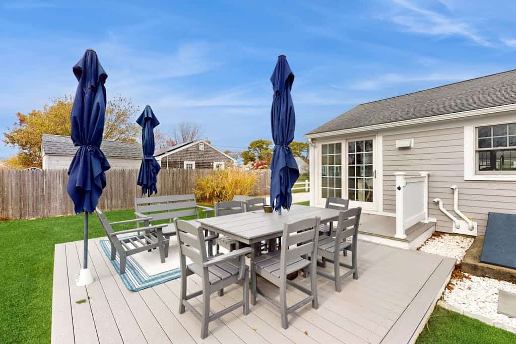 Beautiful updated cottage: walk to beach, AC & large yard