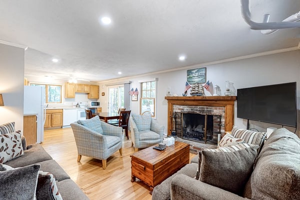Lovely Cape Cod Home with Large Deck, Gas Grill, AC, and Free WiFi