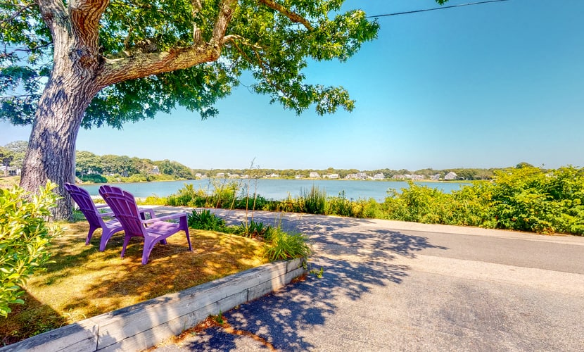 Lakefront home with beach views, WiFi, gas grill & patio - near beach