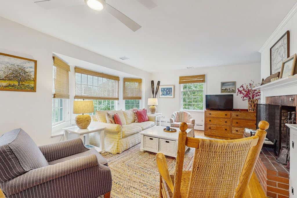 Welcoming island cottage with patio & enclosed yard - close to town & beaches