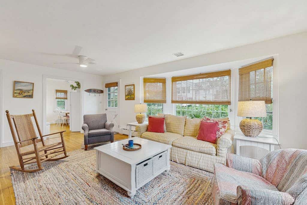 Welcoming island cottage with patio & enclosed yard - close to town & beaches