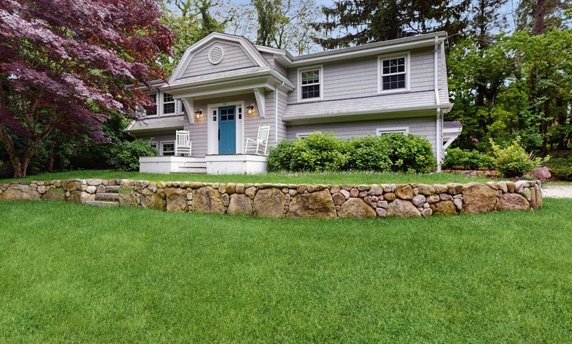 Beautiful bright home with firepit, deck & backyard - walk to beach