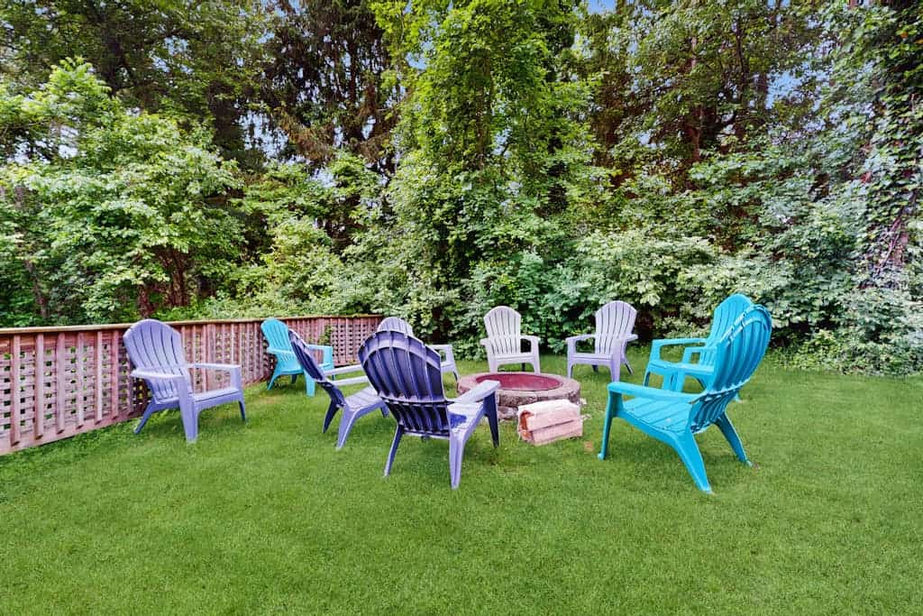 Beautiful bright home with firepit, deck & backyard - walk to beach