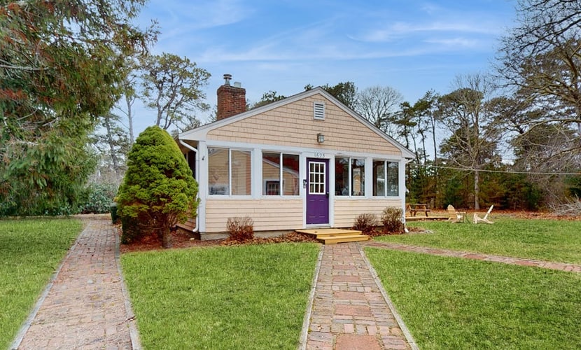 Dog-friendly home with large yard - walk to Great Pond & Kingsbury Beach