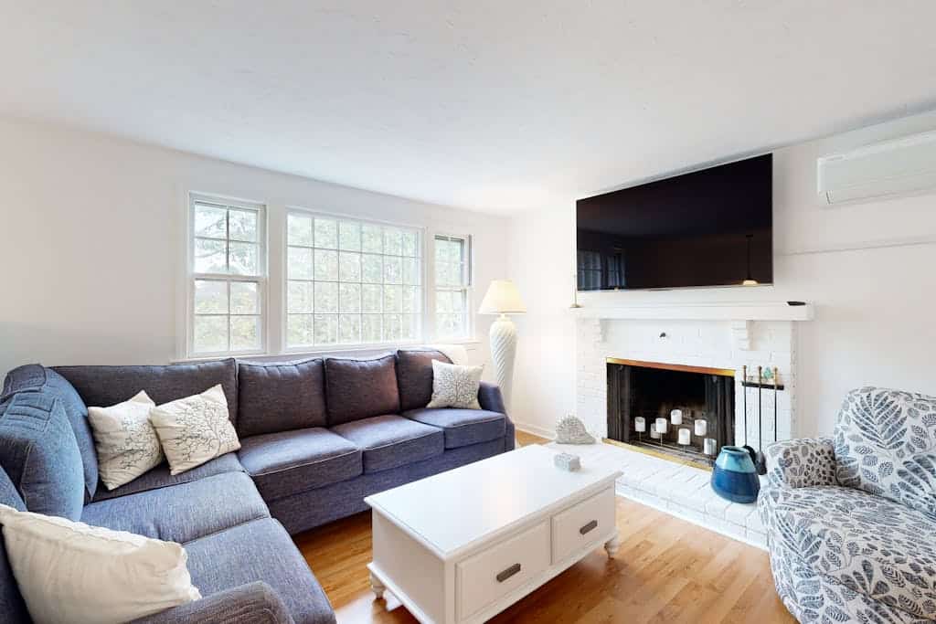 Spacious house close to town and beach with AC, W/D, games, deck, & grill