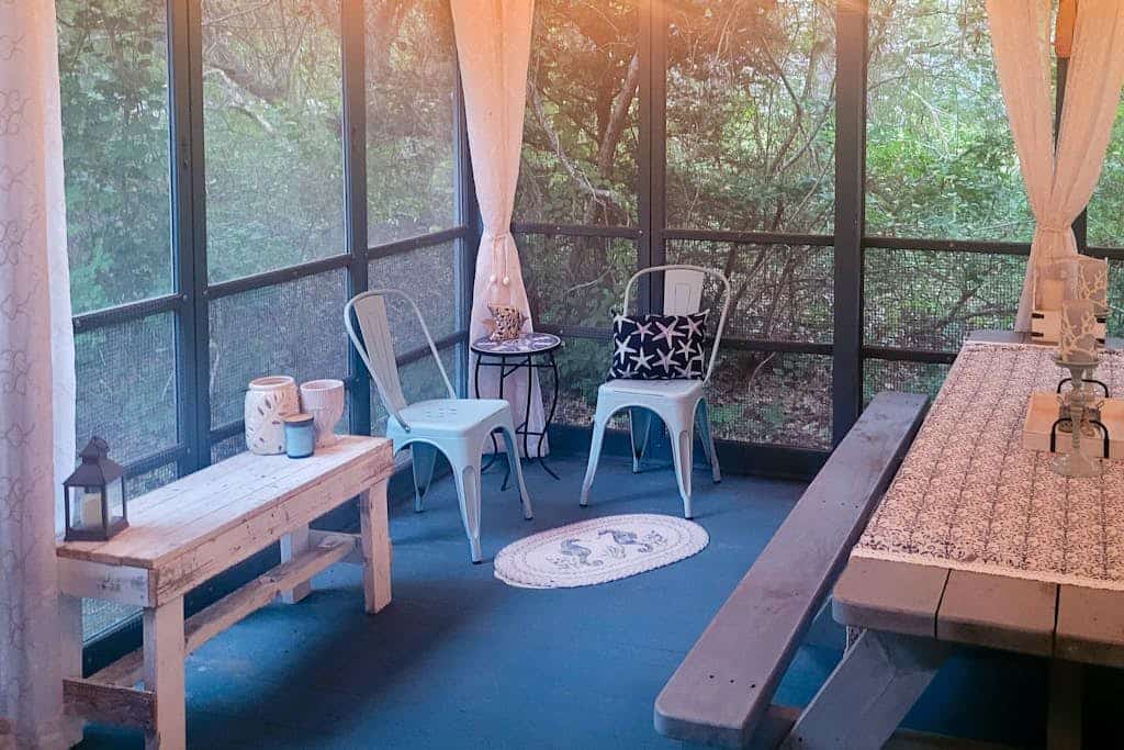 Newly remodeled bayside cottage with screened patio - short drive to the water