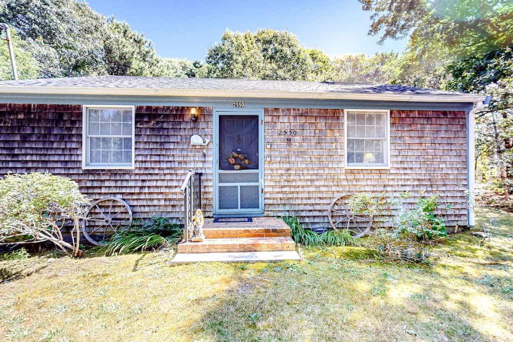 Newly remodeled bayside cottage with screened patio - short drive to the water