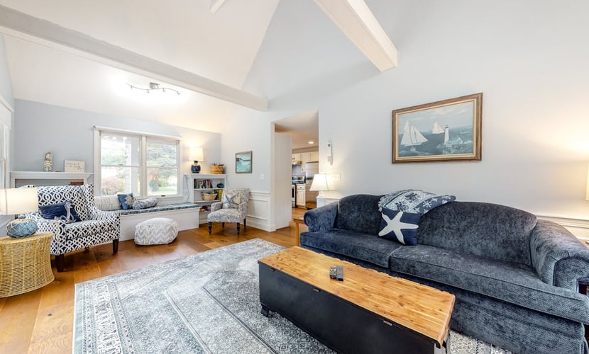 Charming cottage with deck, yard, & AC - walk to beach, Main Street, & ferry