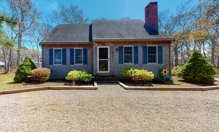 Peaceful cottage with deck, screened porch, grill, & firepit - walk to beach