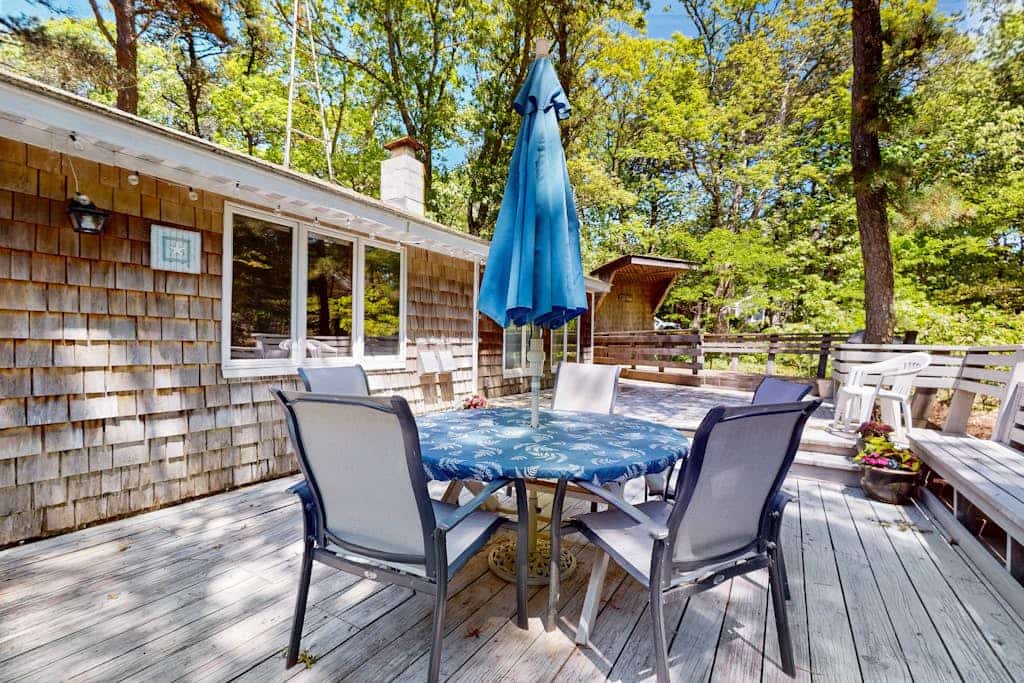 Dog-friendly forest cottage with firepit & great deck, walk to bay beaches