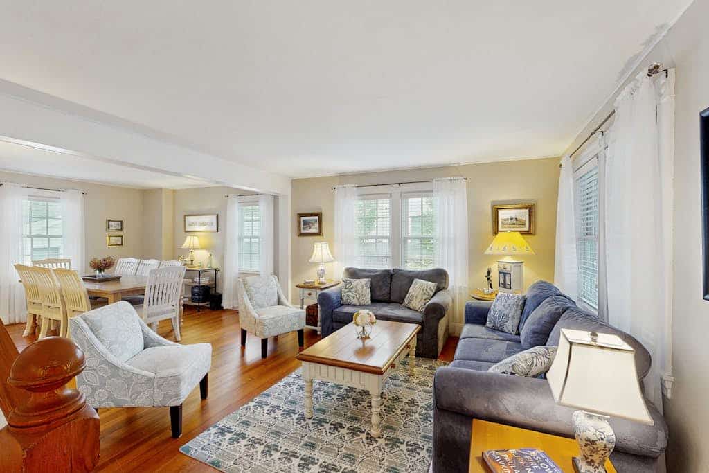 Bright spacious downtown home; walk to beach & lighthouse