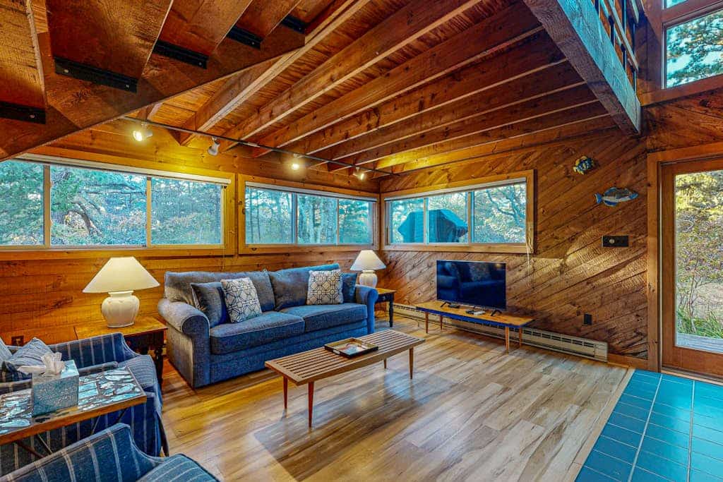 Centrally located Island getaway with bike path access, patio, W/D, & games