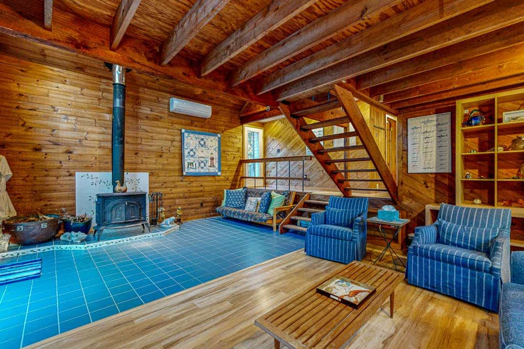 Centrally located Island getaway with bike path access, patio, W/D, & games