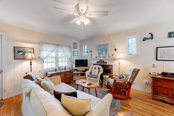Dog-friendly beach cottage on Harwich's main street with large lawn