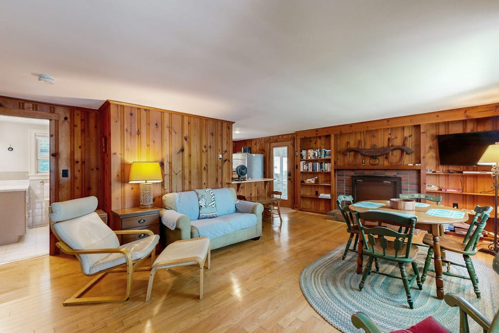 Lakefront Cottage with Kayaks