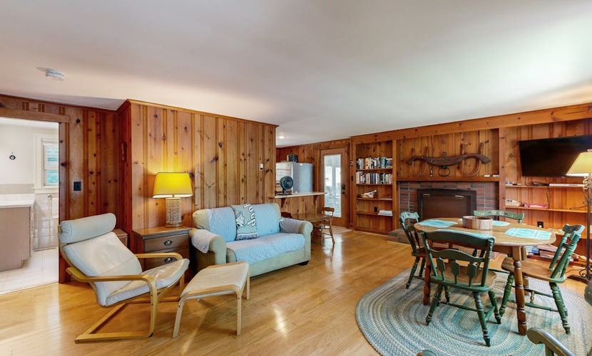 Newly updated lakefront cottage with screened porch, large yard & kayaks