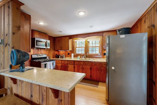 Newly updated lakefront cottage with screened porch, large yard & kayaks
