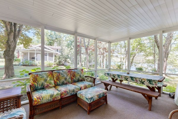 Newly updated lakefront cottage with screened porch, large yard & kayaks