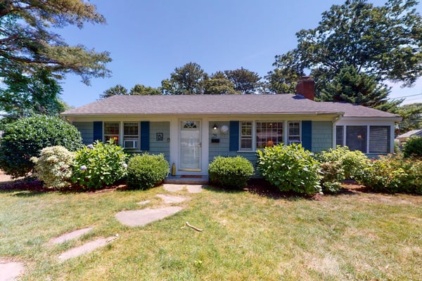 Dog-friendly cottage with great yard & 3 bikes - 1/2 mile to Earle Road Beach