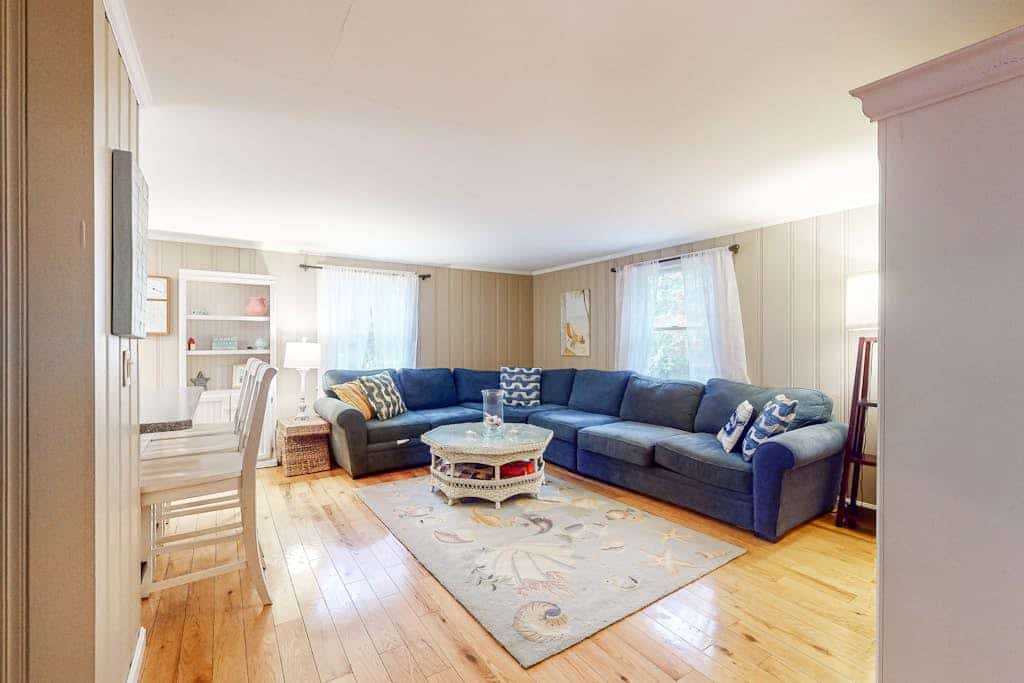 Charming home with spacious deck and patio, washer/dryer & high-speed WiFi
