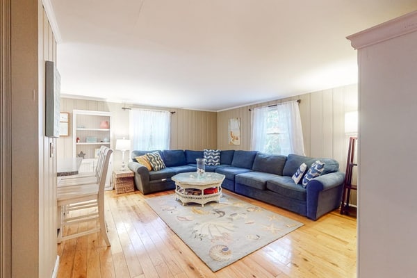 Charming home with spacious deck and patio, washer/dryer & high-speed WiFi