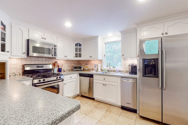 Charming home with spacious deck and patio, washer/dryer & high-speed WiFi
