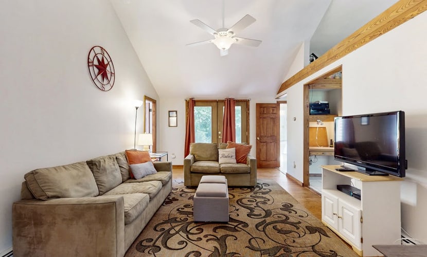 Charming dog-friendly home with large yard & WiFi - walk to beach & Great Pond