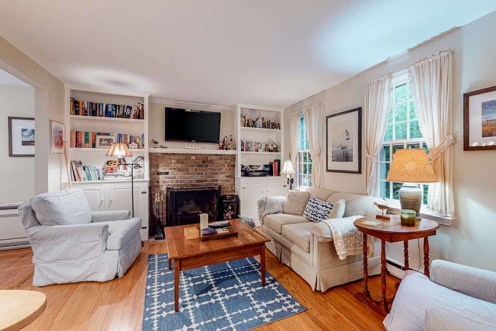 Inviting home near town and the beach with fast WiFi and private W/D