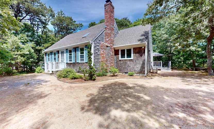 Airy home with AC, W/D, deck, & bikes- close to Nauset Light Beach & trails