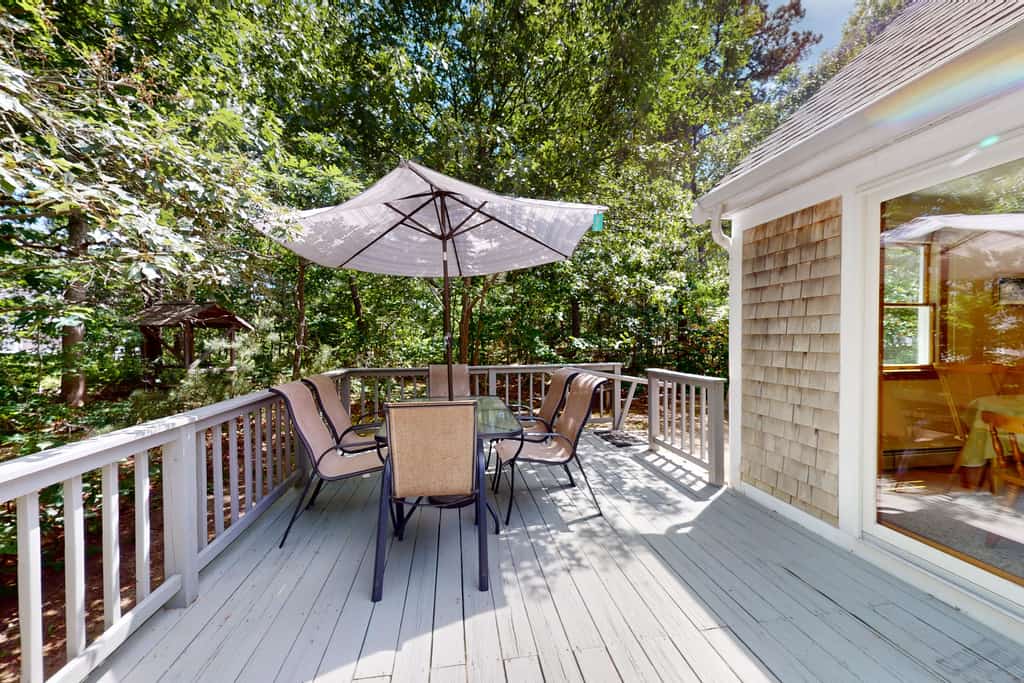 Airy home with AC, W/D, deck, & bikes- close to Nauset Light Beach & trails