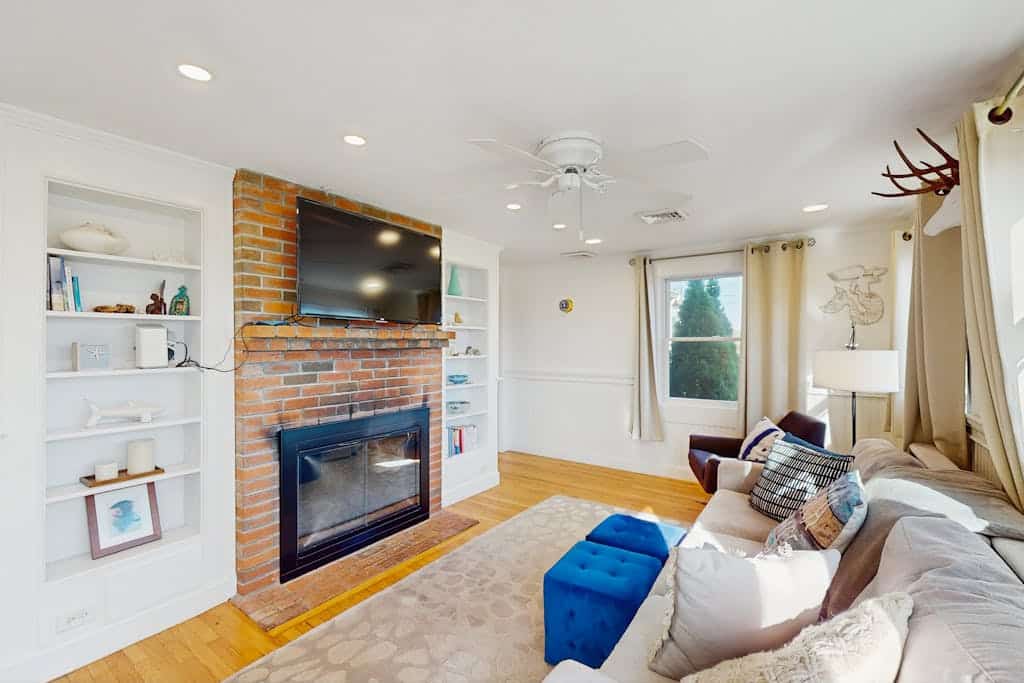 Peaceful waterview retreat with sunroom, AC, grill & amazing outdoor space