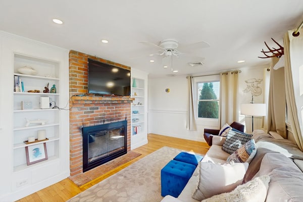 Peaceful waterview retreat with sunroom, AC, grill & amazing outdoor space