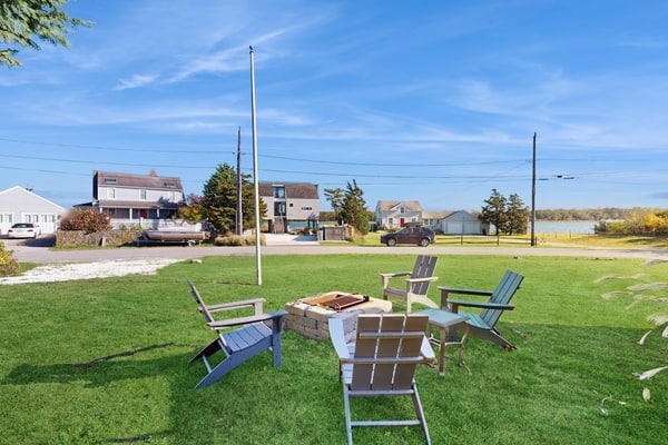 Peaceful waterview retreat with sunroom, AC, grill & amazing outdoor space
