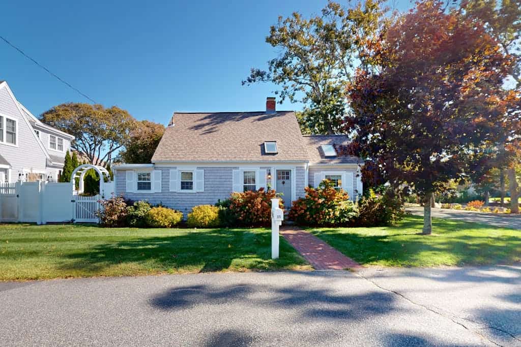 Quaint coastal home with fast WiFi, W/D, skylights, and outdoor grilling