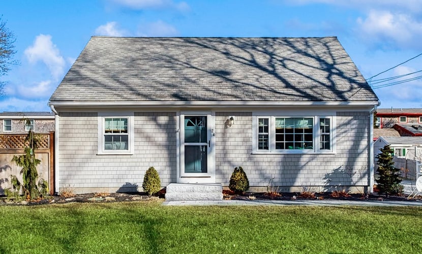 Cozy retreat near beaches with washer/dryer, AC, games, patio & yard