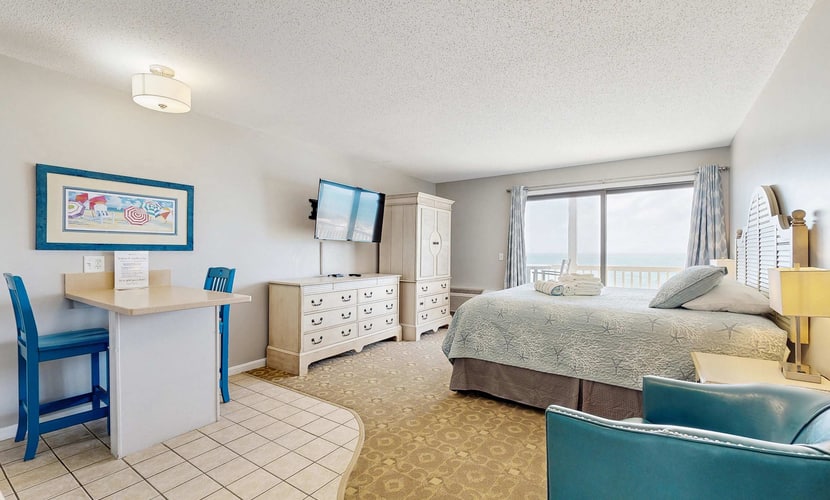 Oceanfront suite with bay-view balcony, full kitchen, AC & firepit