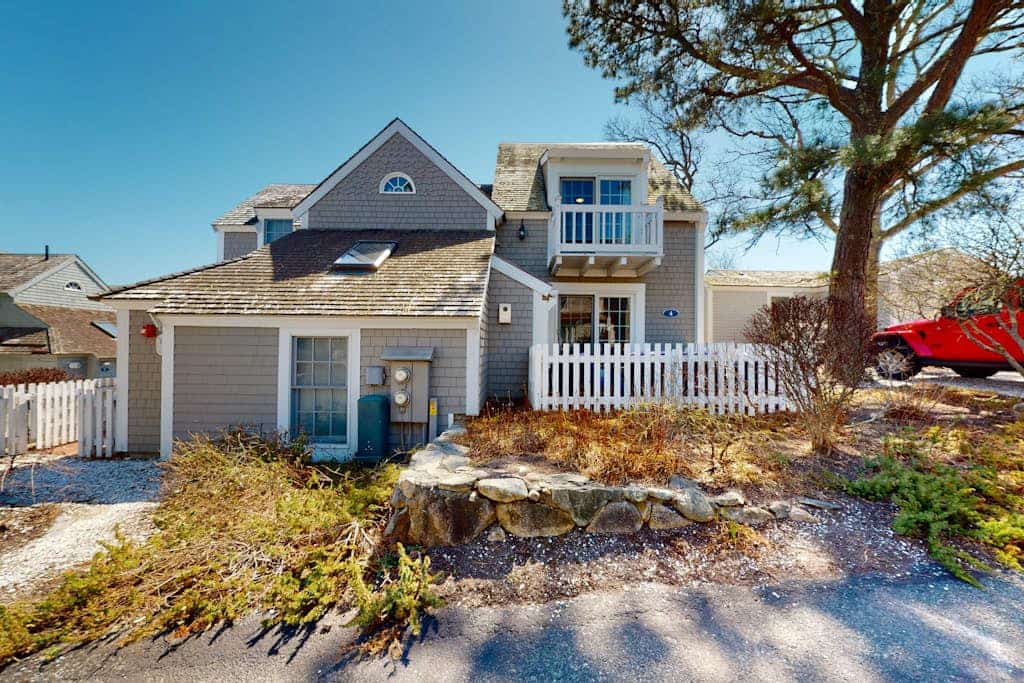 Coastal townhome with easy beach access, beach gear, balconies, grill, W/D, & AC