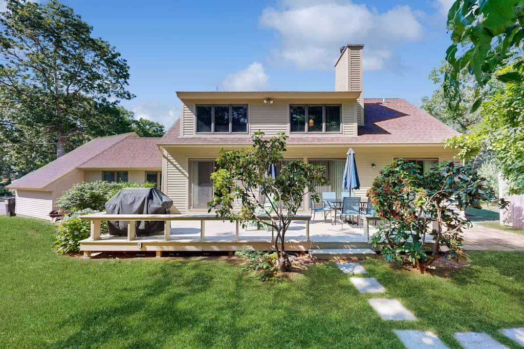 Stylish dog-friendly home near beaches & Fells Pond with huge deck & fireplace
